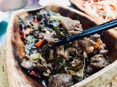 基诺茶叶炒牛肉-基诺山寨.版纳民族特色菜