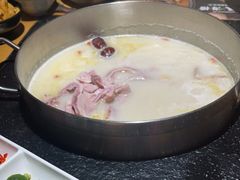-洪氏嗨捞·广东猪肚鸡·椰子鸡火锅(西咸万象城店)