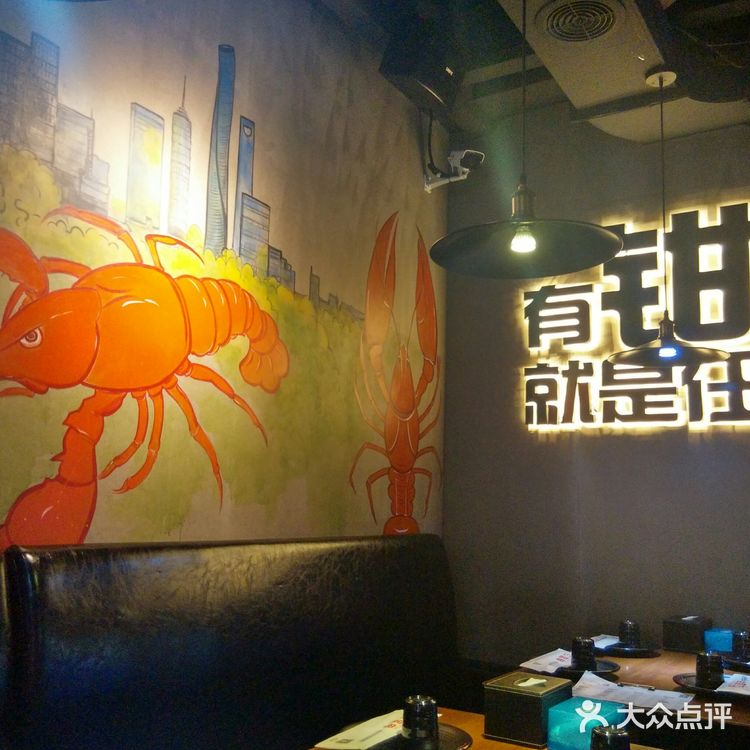 靠近南昌路，室外环境可谓安静优雅。餐厅内部空间也很大