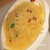 和别家的不一样 他是外面包裹着一圈应该是面粉之类的