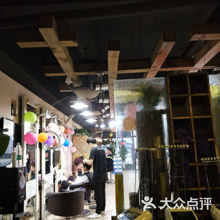 香港尊尼美发连锁