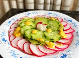 食材：鸡蛋，芥末，盐，醋，糖，胡椒粉，油，黄瓜