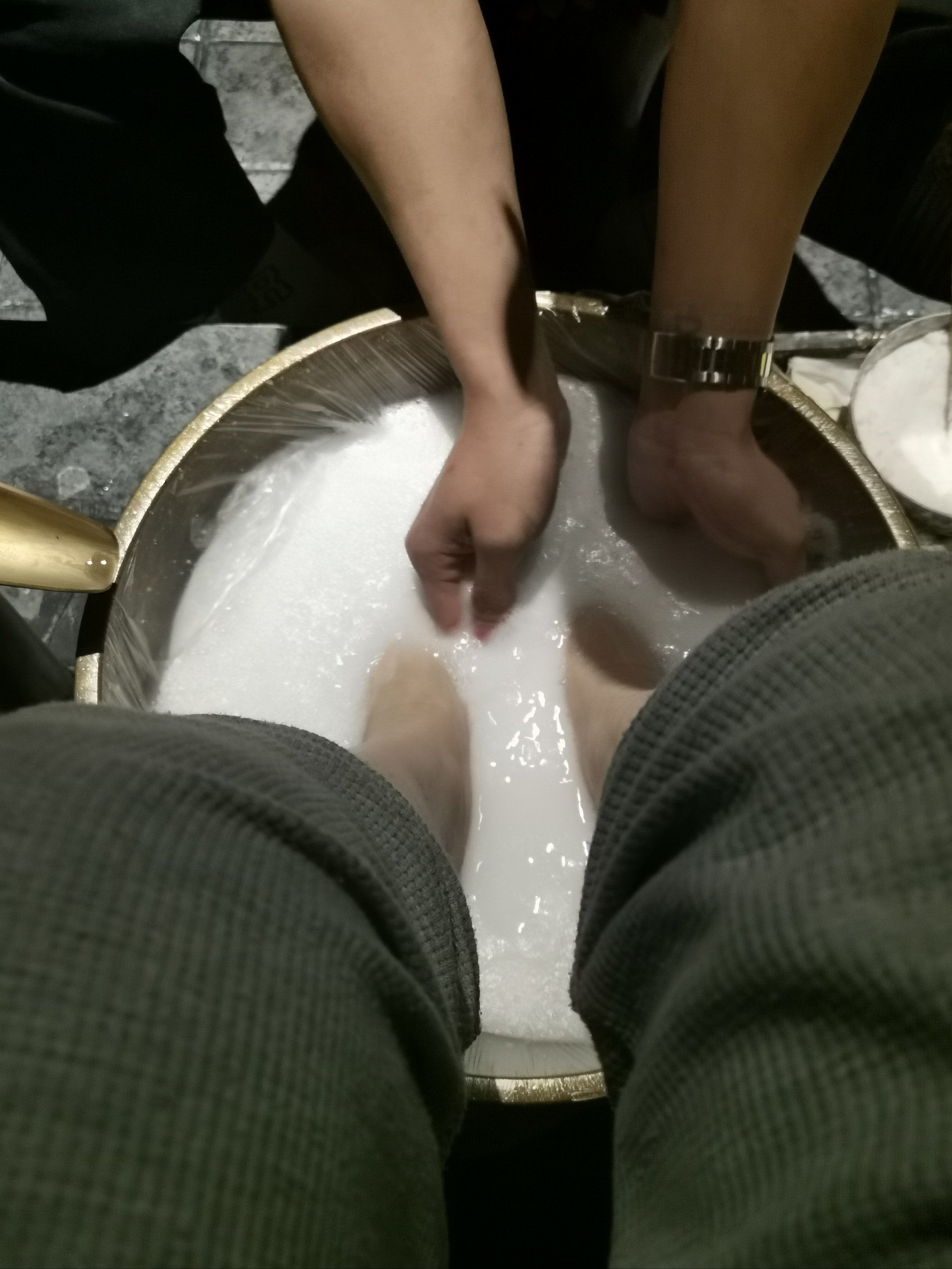 哈哈哈,他刚开始洗脚的时候
我就注意到了他的手表,
真的很奇怪