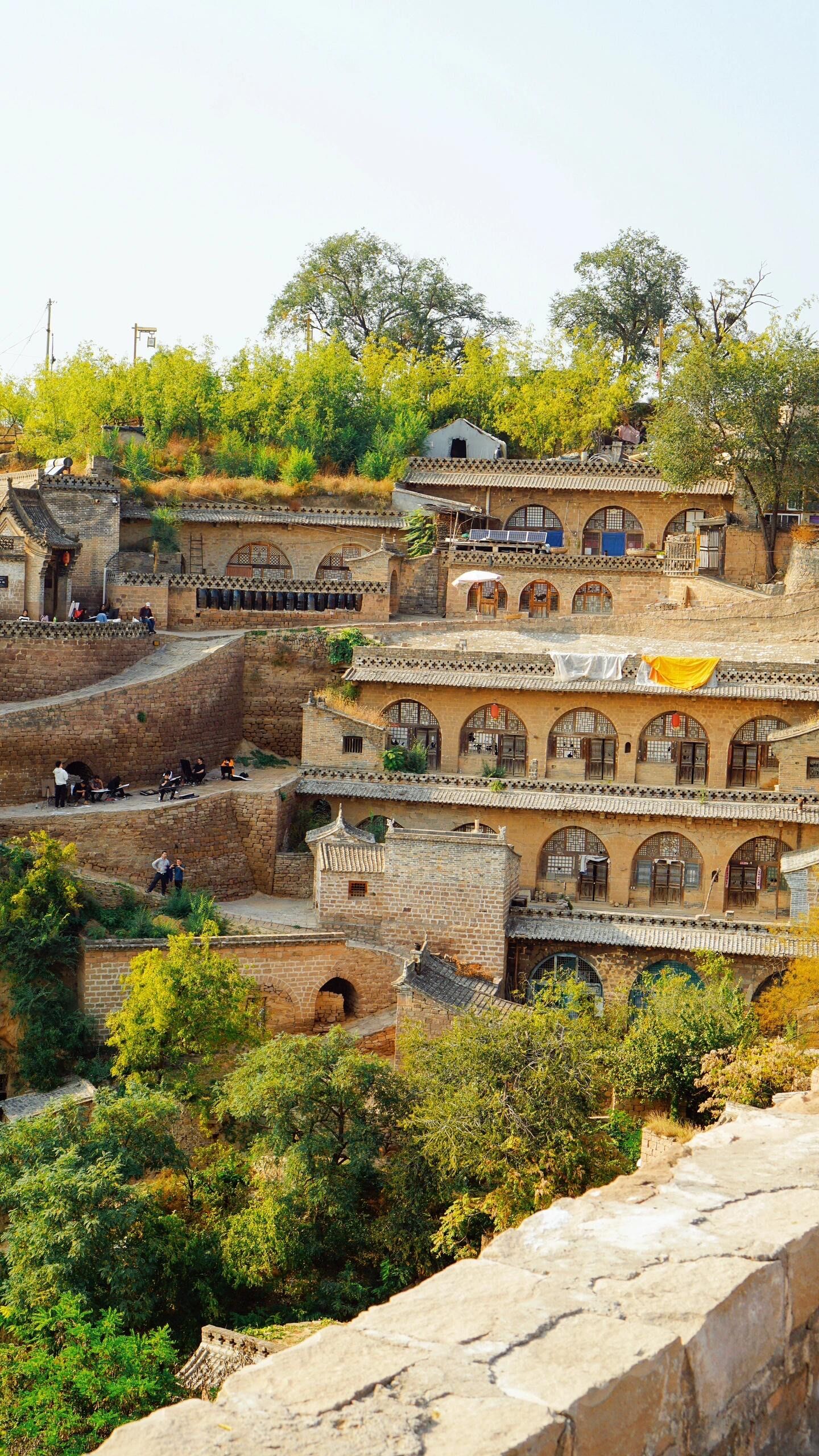 的人很少也没什么商业化,非常自然淳朴,可以看到山西原生态的窑洞村庄