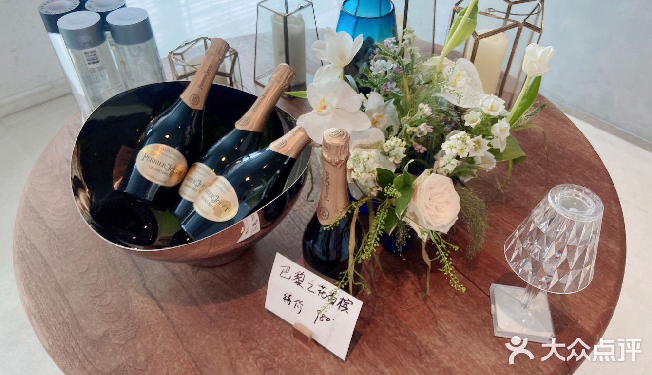 一楼是喝下午茶的，酒店前台也在那！二楼是吃西餐的
