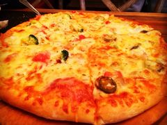 百好乐比萨与辣恶魔比萨双拼-百好乐宠物友好餐厅(朝外大街店)