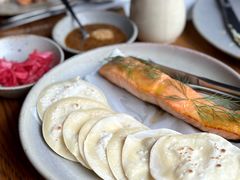 烟熏三文鱼配烤饺子皮和芥末籽酱-BOR Eatery(安福路店)