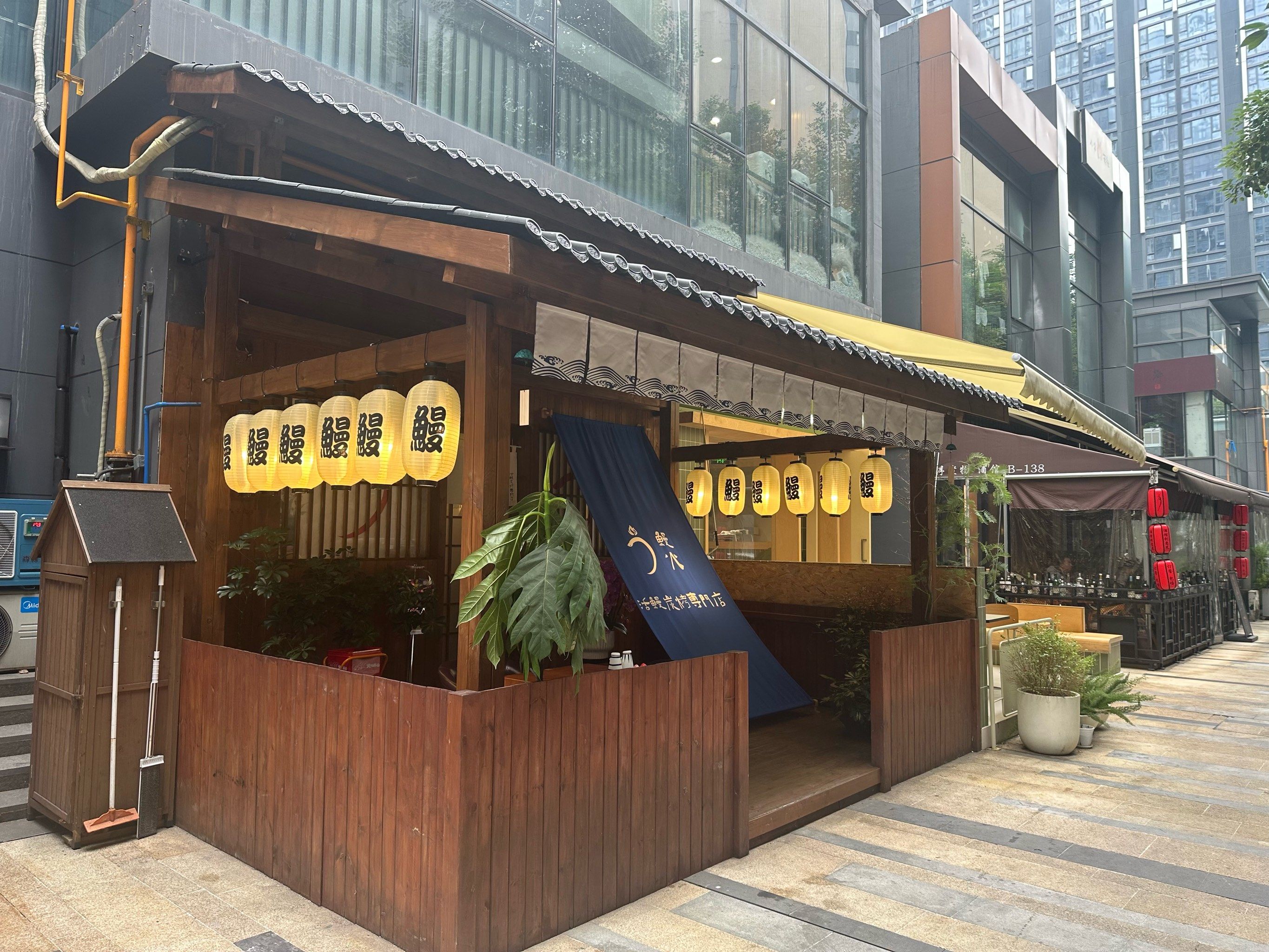 店 这家开在石羊场交子大道地铁口附近的日料店,是专门做鳗鱼料理的