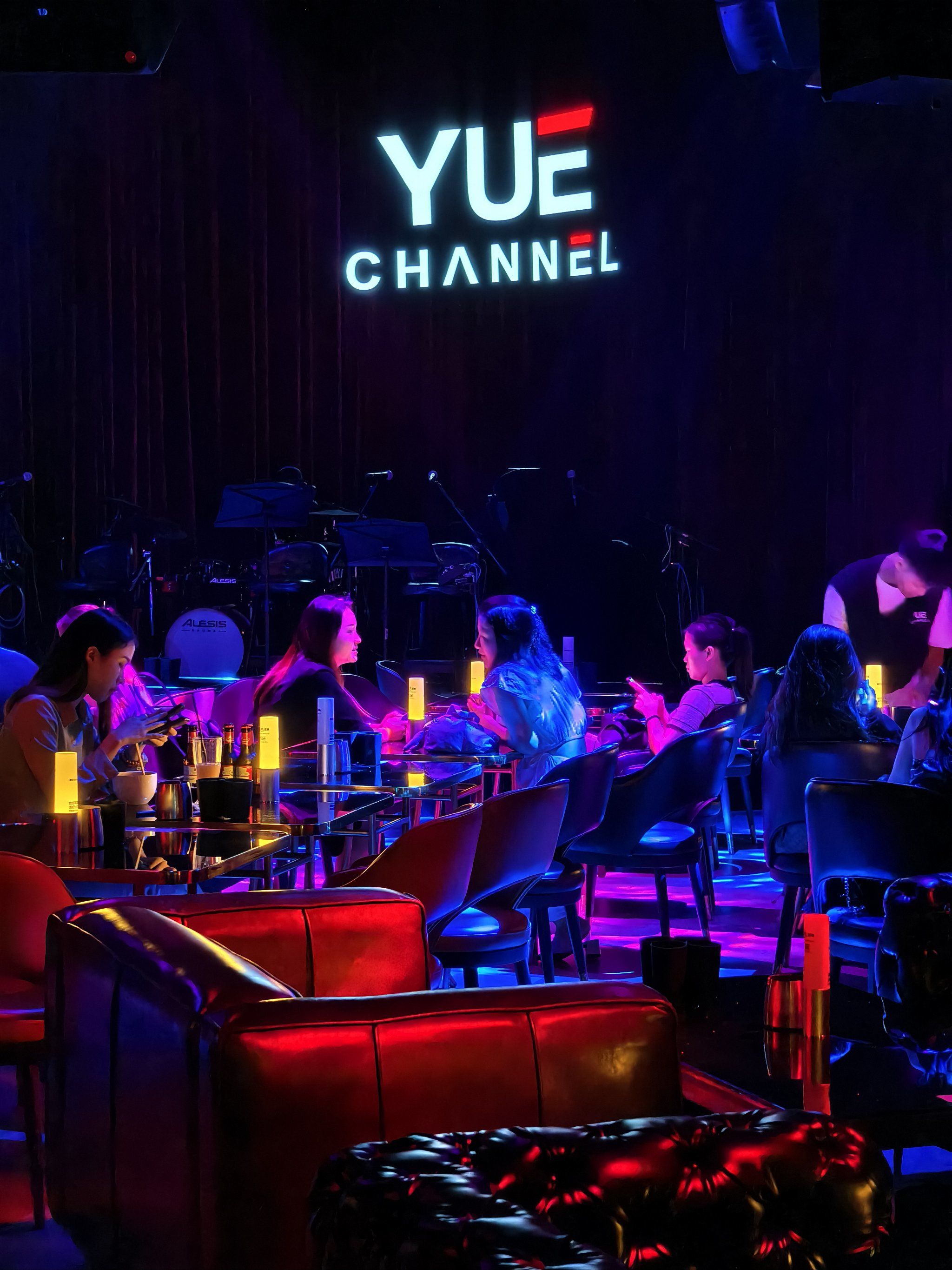 跟大家好好聊聊 yue channel·粤语 music live 这家酒吧,它真的是我