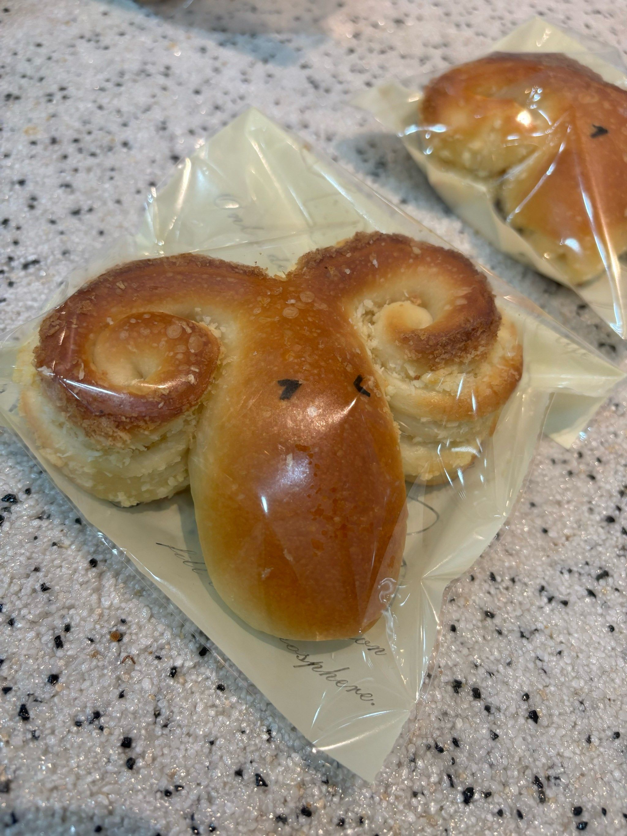 0元玩转这座城家附近新开面包店 很ins风 简约大方 羊角包可爱 🐑