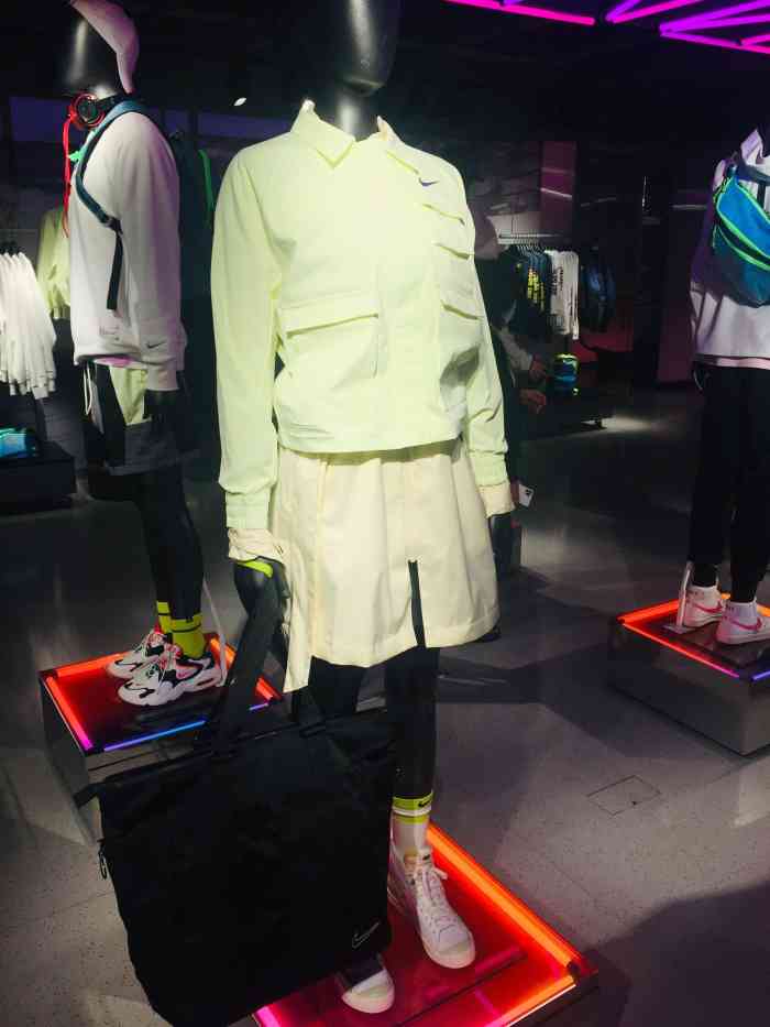 nike噶品牌体验店系正佳广场一楼分3层人流几多主要目标系bb鞋所以直