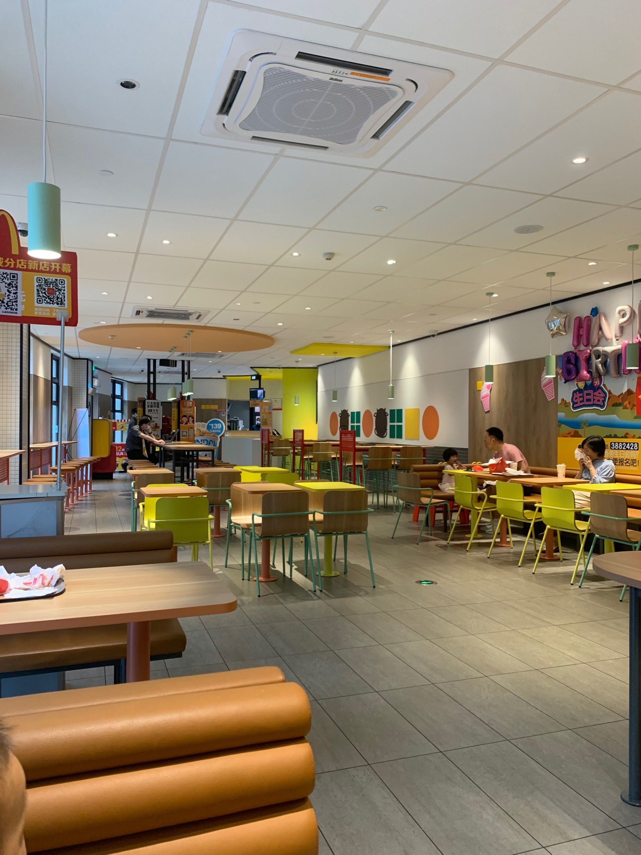 今天带娃第一次来小区里的麦当劳餐厅,用餐环境很好