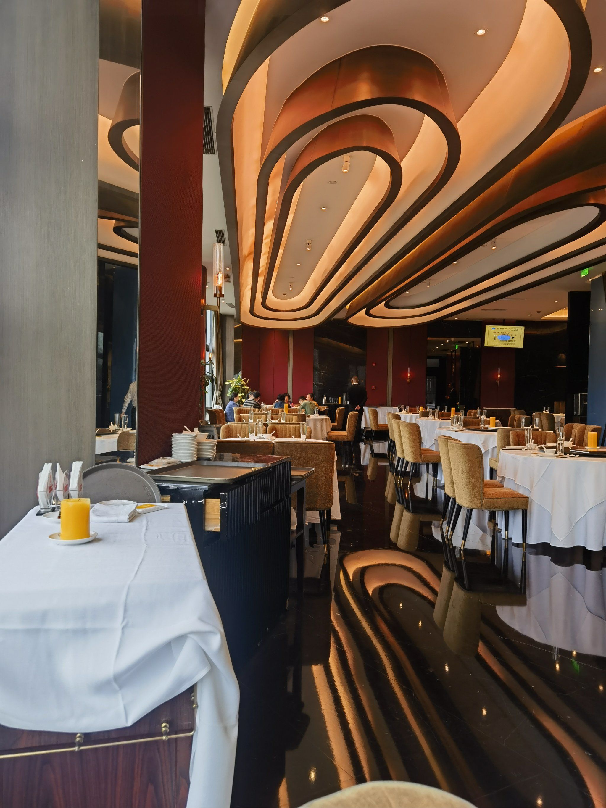 苏浙汇是个老牌子了,请客吃饭很大气,菜好