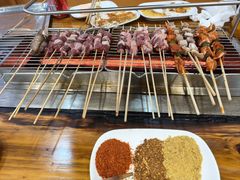 -哈尔滨小酒馆·鲜肉现穿自助烧烤(康新花园店)