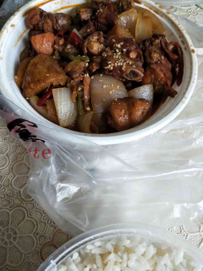 打分 叫的外卖味道还不错,土豆是油炸过的,很入味,稍微有点油,吃多了