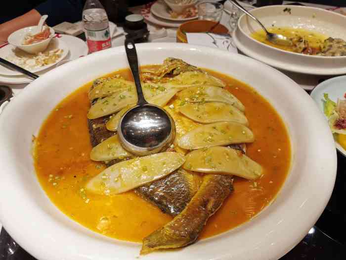 名人名家(澳门广场店)-"出租车司机介绍的,离火车站近,很多特价菜.