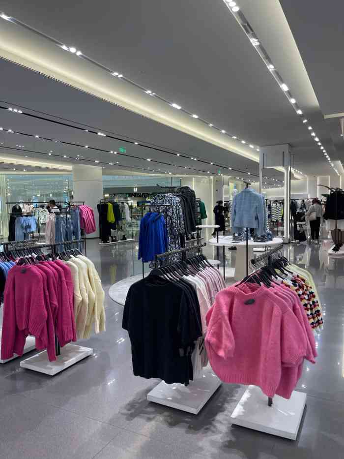 平时很少逛zara偶尔逛商场有zara店会进去看看合生汇店面挺大的试衣间