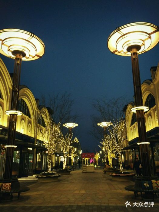 奕欧来奥特莱斯夜景图片