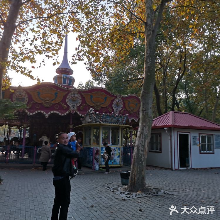 自己控制速度。一开始担心控制不好撞到别人