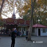自己控制速度。一开始担心控制不好撞到别人