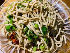 香椿苗拌豆腐丝-谢蟹浓·肉蟹煲(新奥店)