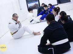 -菠萝格斗巴西柔术训练馆