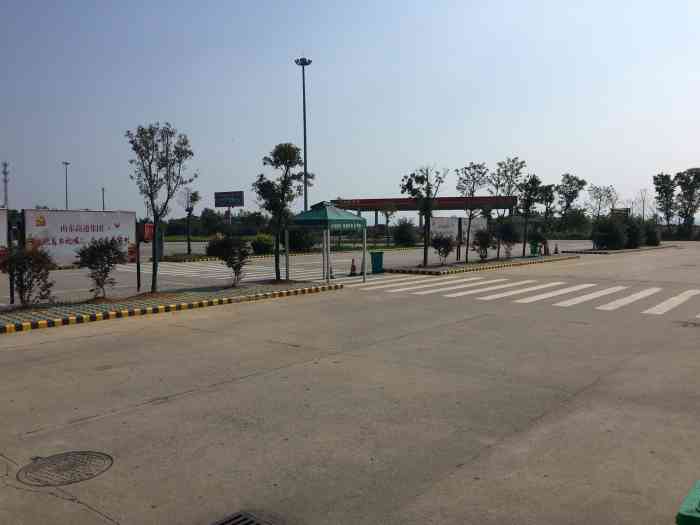 钟祥服务区停车场-"其实每个服务区都一样,饭都一样贵,都一样.