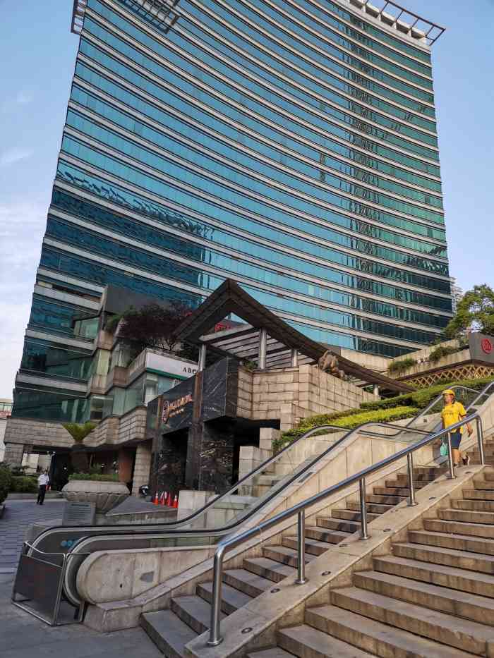 金玉兰广场-"去日月光的时候看到的,吃的饭店不少呢~~.