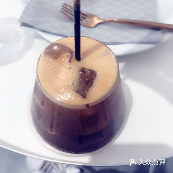 桃子是现在非常适合体验的甜品,四重味道夹心