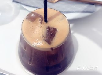 桃子是现在非常适合体验的甜品,四重味道夹心