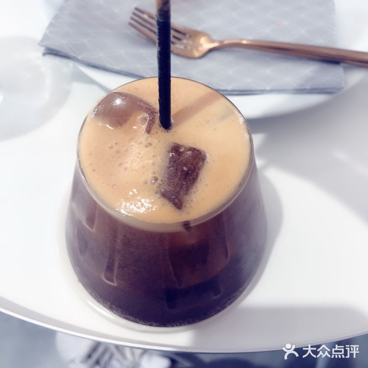 桃子是现在非常适合体验的甜品，四重味道夹心