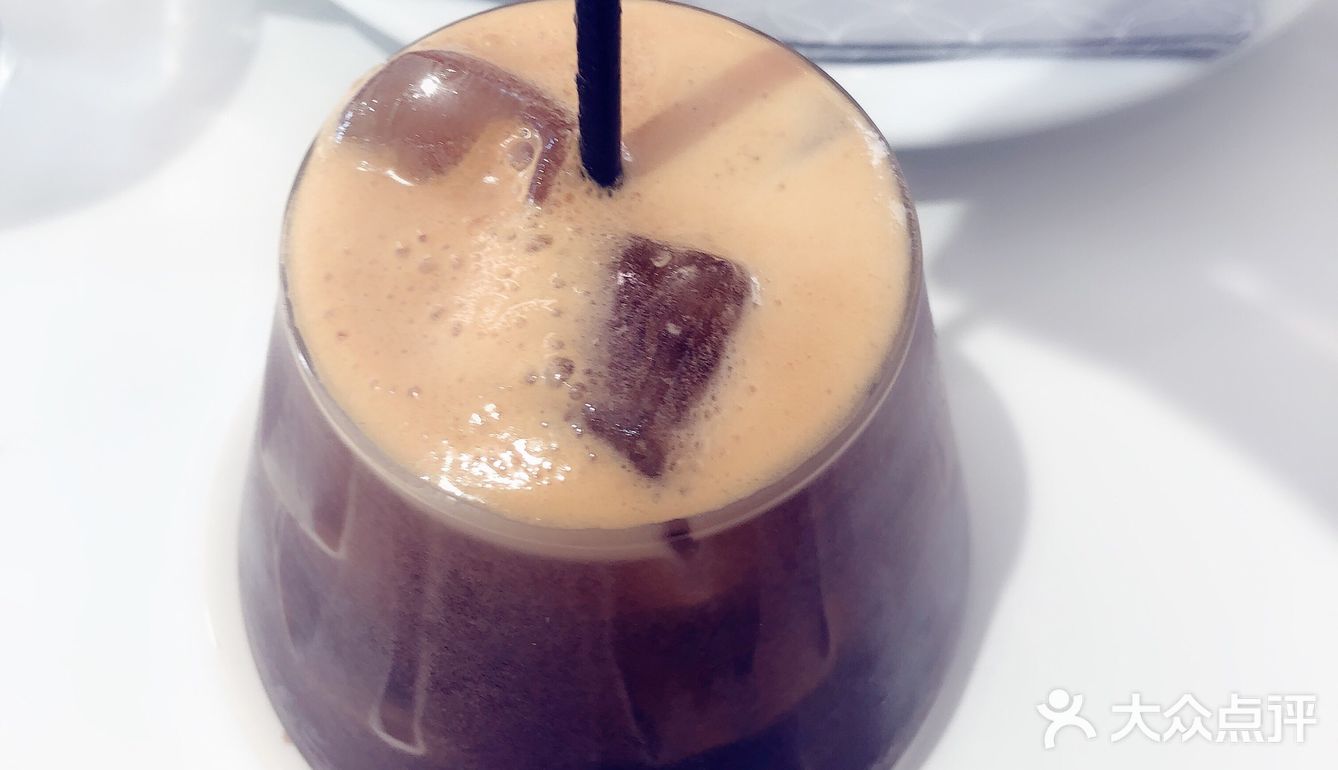 桃子是现在非常适合体验的甜品，四重味道夹心