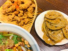 -爆炸头阿姨小四川正宗川味小吃(无任何分店)