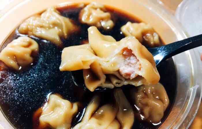馄饨蛮大的,但是肥肉味重,我觉得没有冠安的好吃