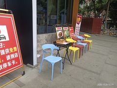 等位区-有红鸡毛店·川菜(建设路店)