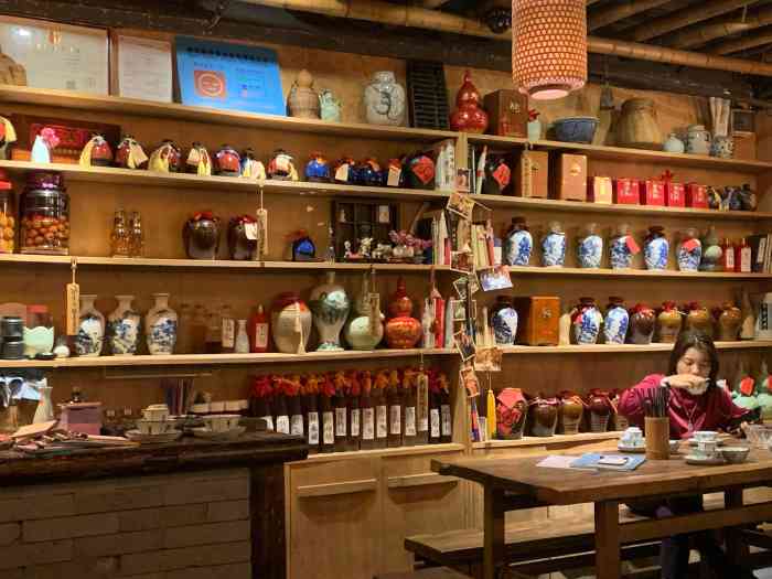 幸福驿站小酒馆(天河店)-"[环境]江湖小酒馆的感觉,店小二们都穿着.