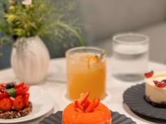 葡萄柚草莓萨伐仑松饼-潮一不贰·法式甜品·生日蛋糕·西式简餐(外滩店)