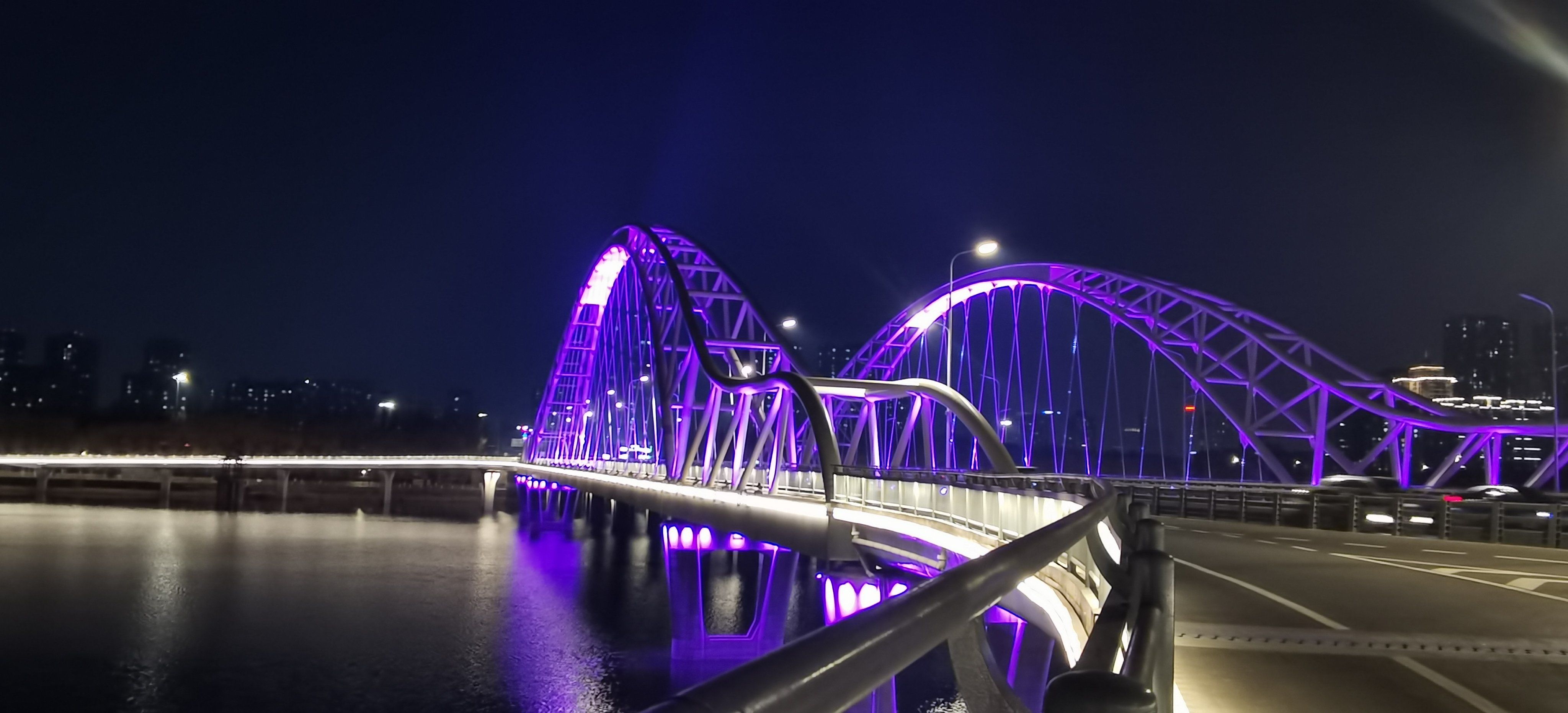 夜晚下的沈阳桥梁灯光秀