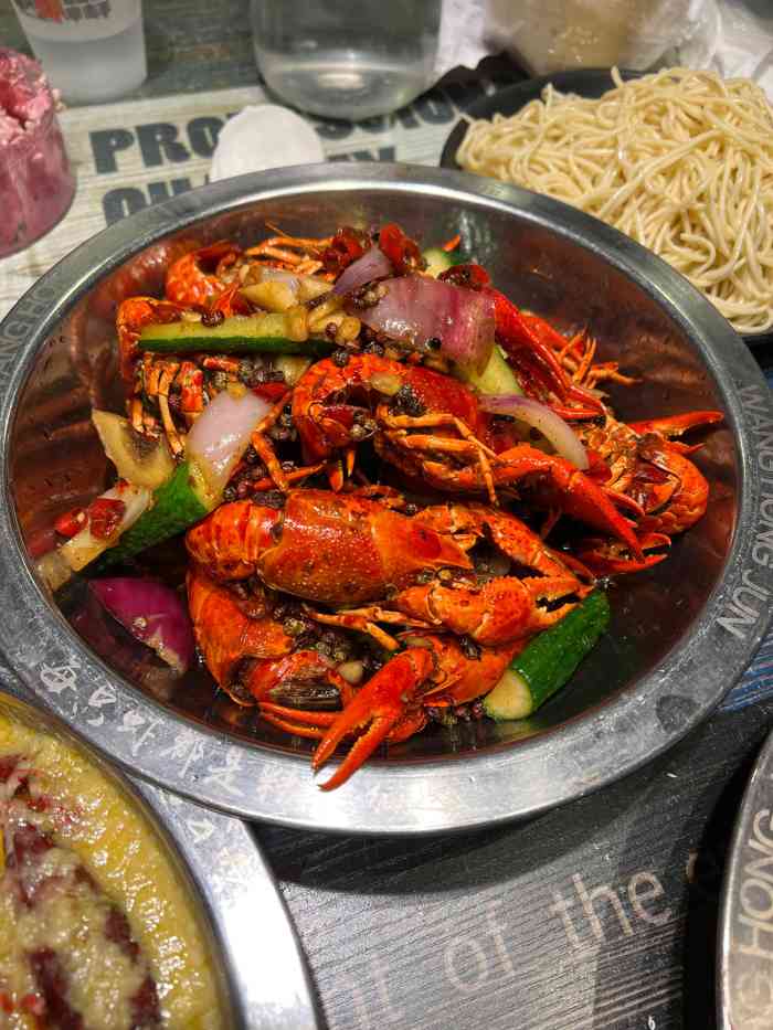 王红军龙虾-"[调皮]这家小龙虾一定要来,特别蒜蓉味道.