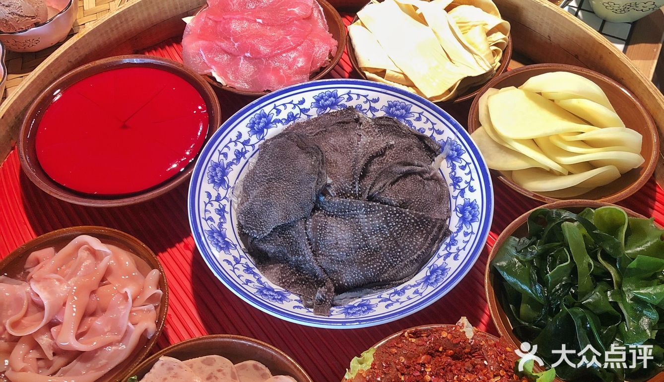 重庆探店｜洪崖洞旁人均50‼️最便宜的老火锅💗32种甜品免费吃