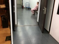 来开我所在卫生间小间的门，确定我在里面，可能是被熏得受不了了，坐到外面继续盯。-平成屋· Late Night 食堂(四川北路店)