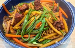 Braised Pork Rib Noodles in Iron Pot