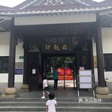 隐藏在老城区别致的小公园