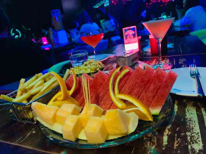 周末时候闺蜜小酌几杯朋友推荐这家音乐酒吧市中心位子稍微拥挤点环境