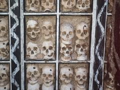 -比如骷髅墙景区