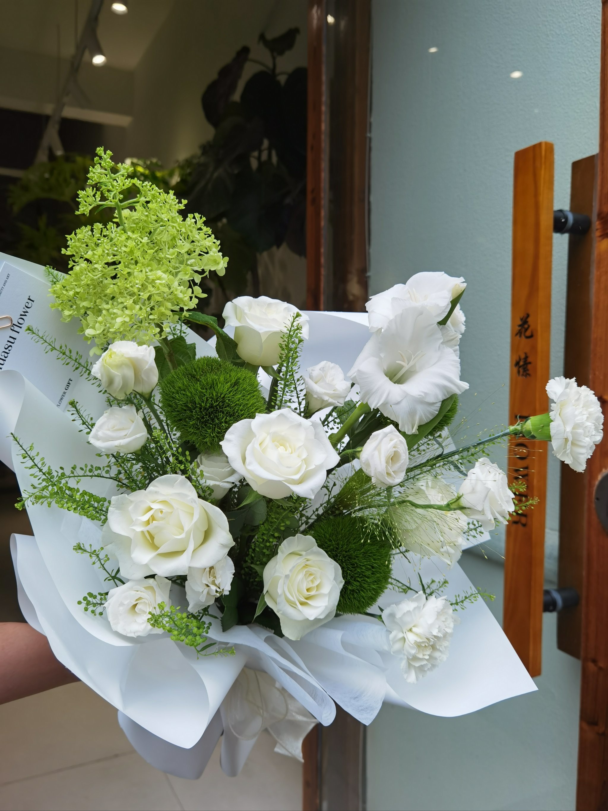 清新简约白花,白玫瑰白色康乃馨白色多头玫瑰