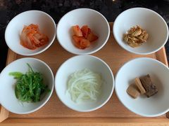 韩式开胃小菜-雾山韩式烤肉·海南糟粕&椰子鸡火锅·海景餐厅(三亚绿发山海天JW万豪酒店)