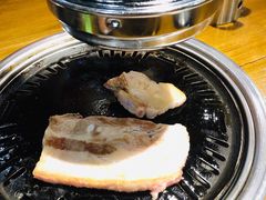 厚切五花肉-·缸桶屋·韩式牛肋条自助烤肉(西湖D11店)
