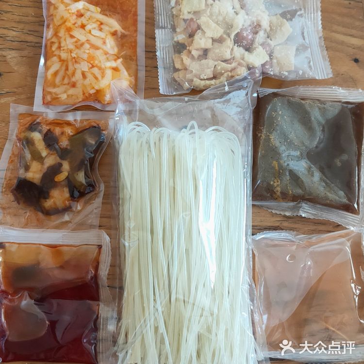 内含7包，干米粉包，螺蛳粉汤包，酸笋包，腐竹花生包