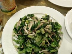 滑子蘑炒西兰花炒肉-李氏八大件老菜馆(万宝街店)